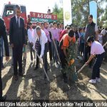 Ağrı Milli Eğitim Müdürü Kökrek, öğrencilerle birlikte ‘Yeşil Vatan’ için fidan dikti